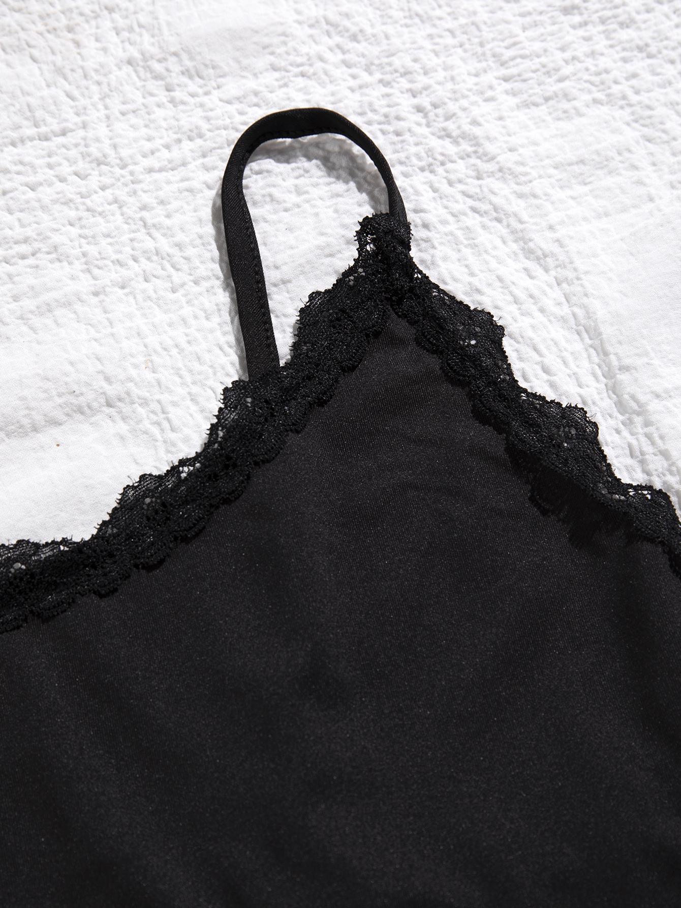 Conjunto de pijama de tirantes con cuello redondo y ribete de encaje de talla grande y pantalones cortos estampados
