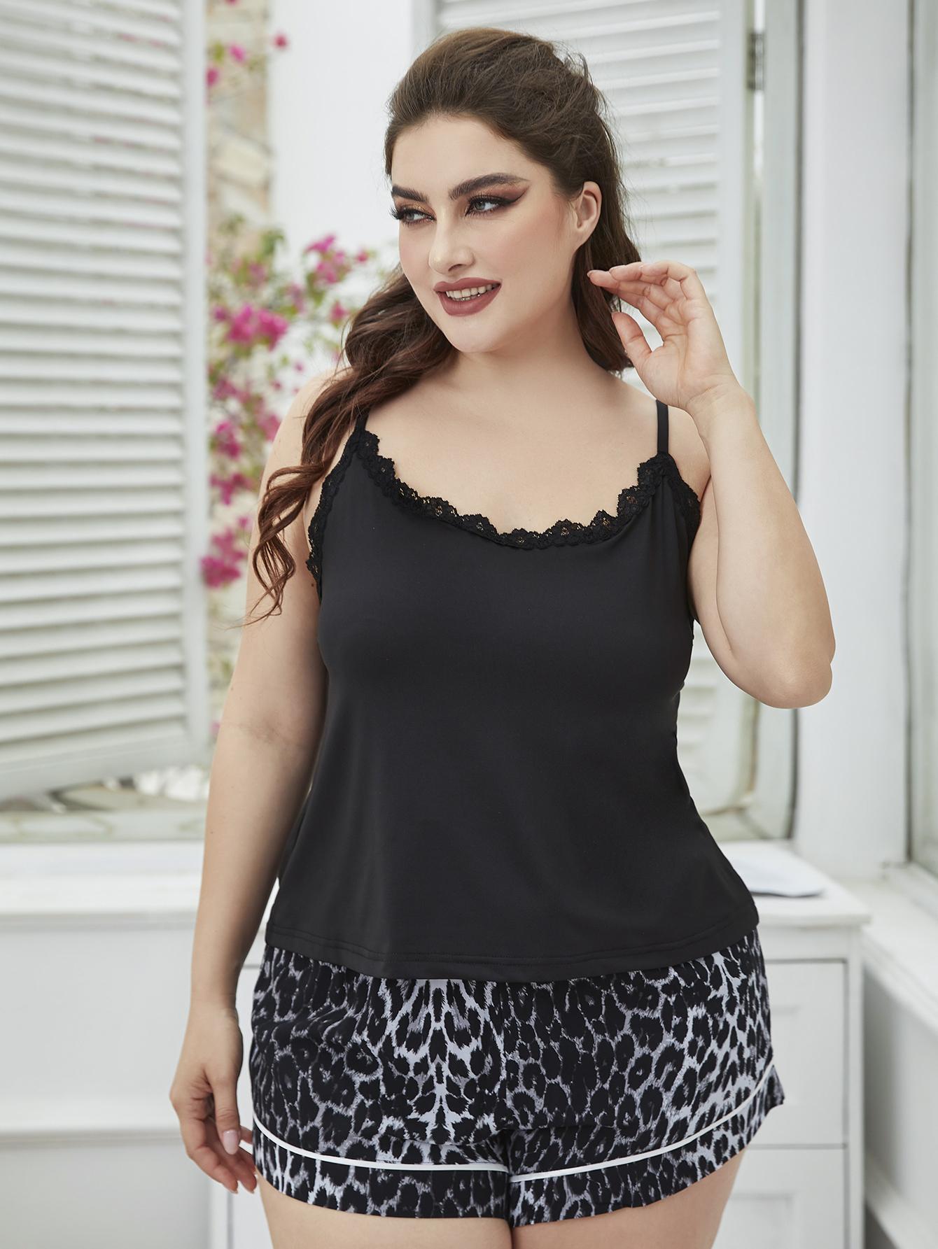 Conjunto de pijama de tirantes con cuello redondo y ribete de encaje de talla grande y pantalones cortos estampados