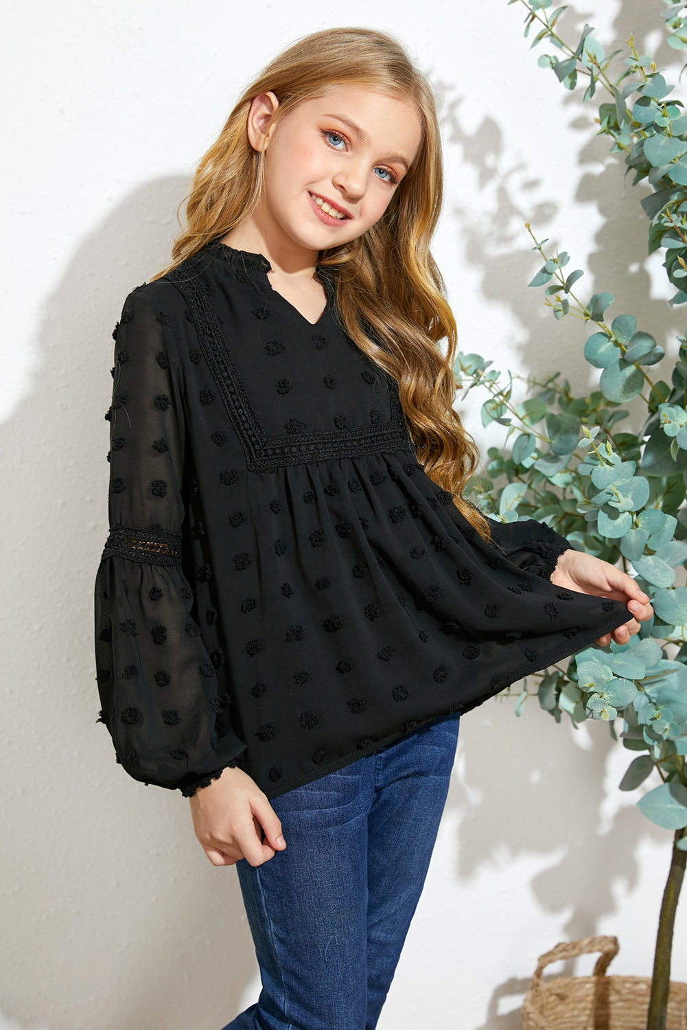 Blusa con muescas y encaje empalmado con lunares suizos para niñas