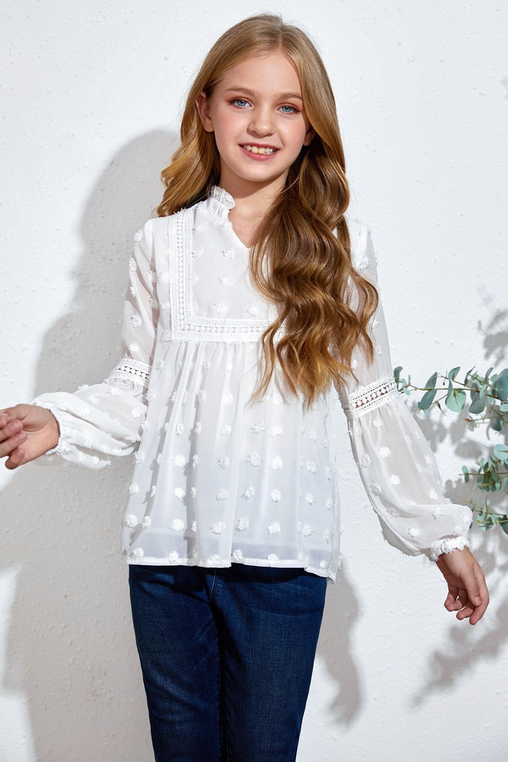 Blusa con muescas y encaje empalmado con lunares suizos para niñas