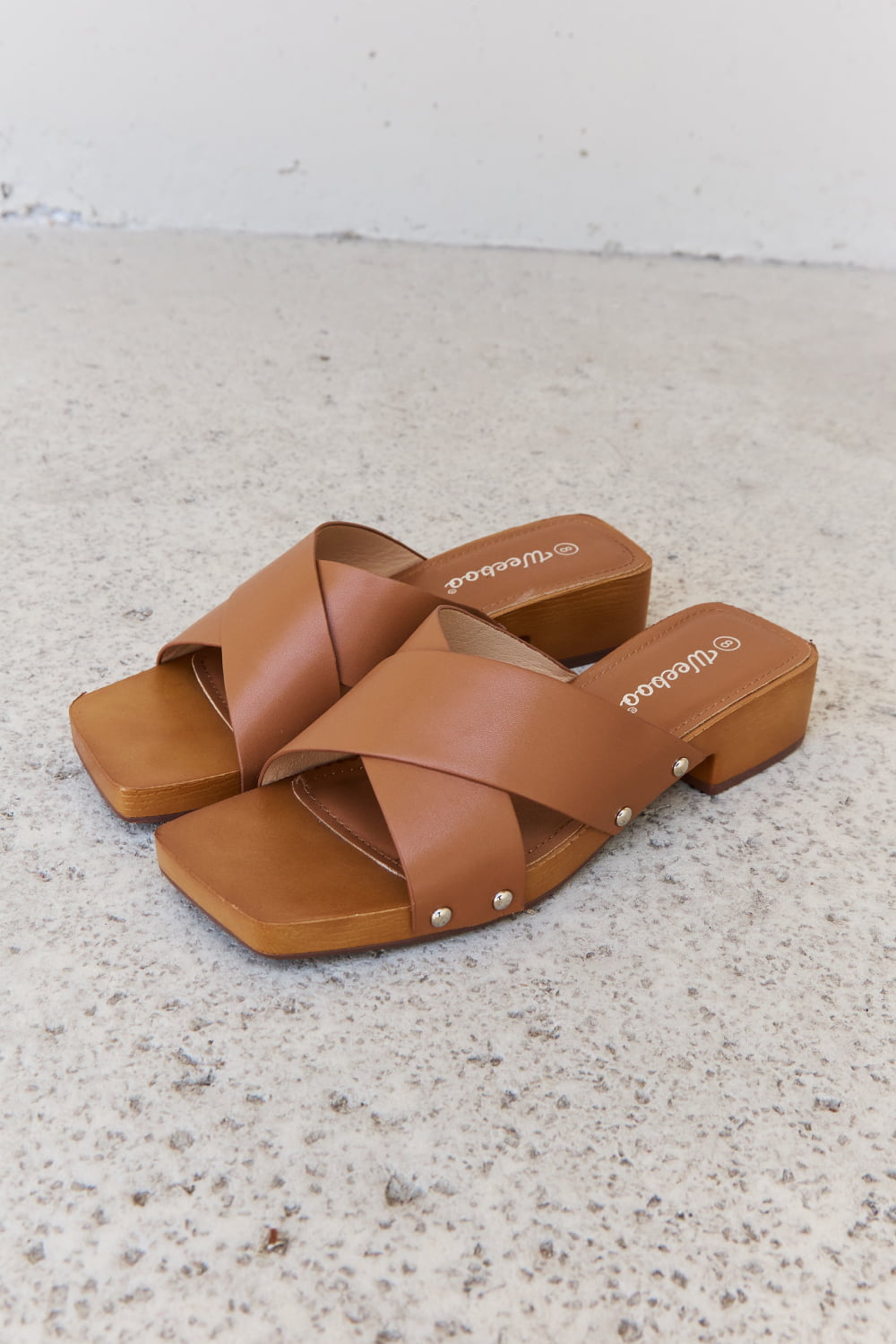 Zuecos marrones de madera cruzados Step Into Summer de Weeboo