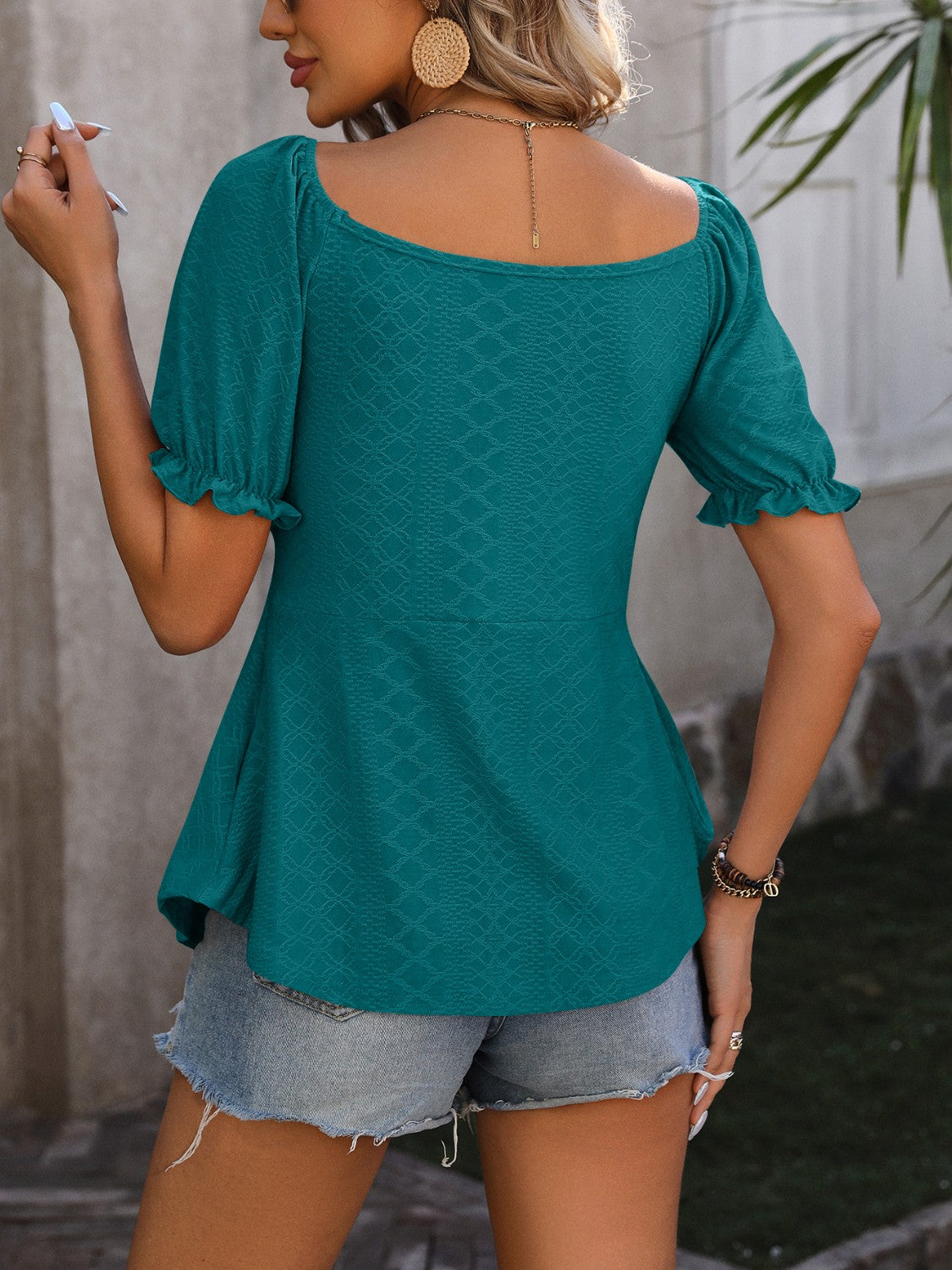 Blusa fruncida con cuello en V y mangas con volantes