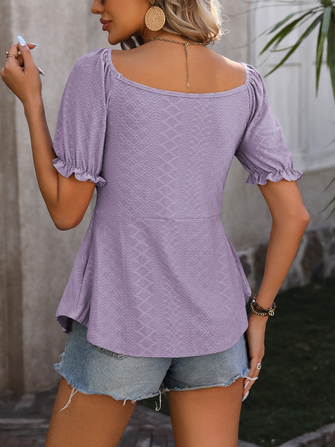 Blusa fruncida con cuello en V y mangas con volantes