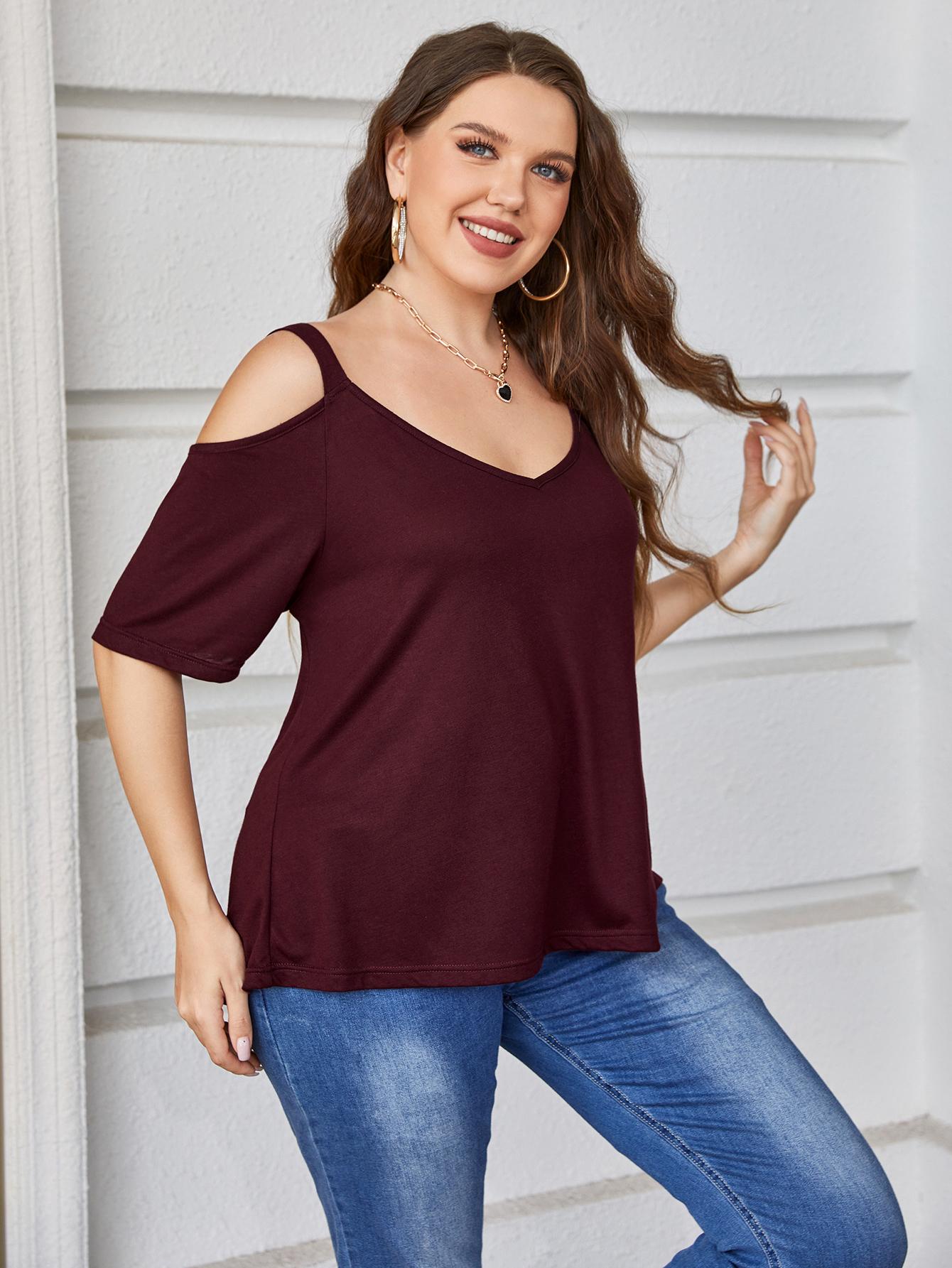 Blusa con hombros descubiertos y cuello en V de talla grande