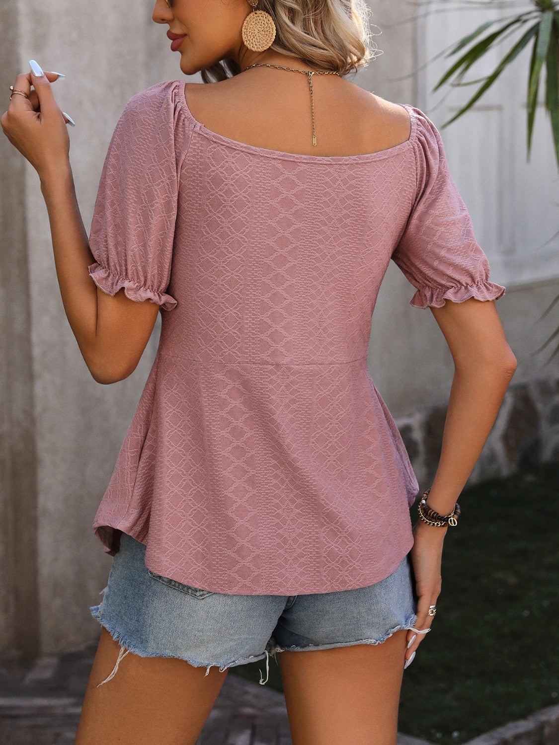 Blusa fruncida con cuello en V y mangas con volantes