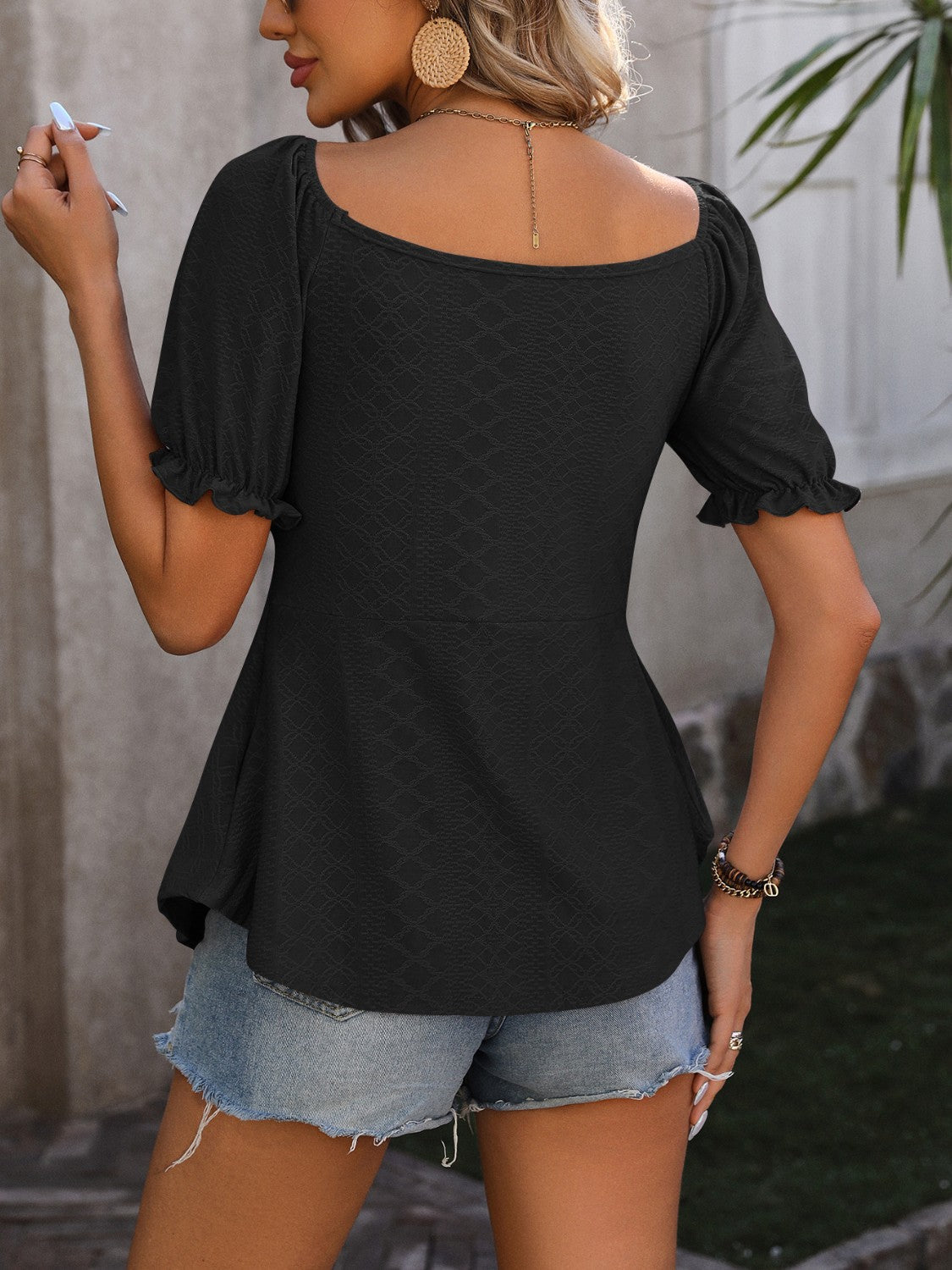 Blusa fruncida con cuello en V y mangas con volantes