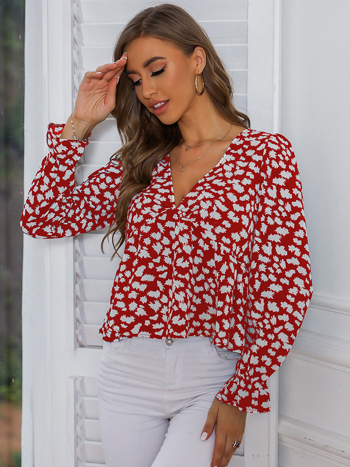 Blusa estampada con cuello en V y mangas con volantes