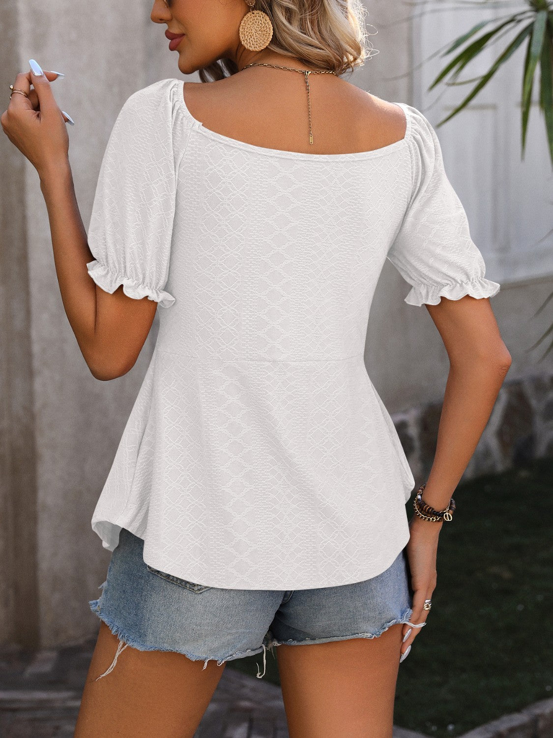 Blusa fruncida con cuello en V y mangas con volantes