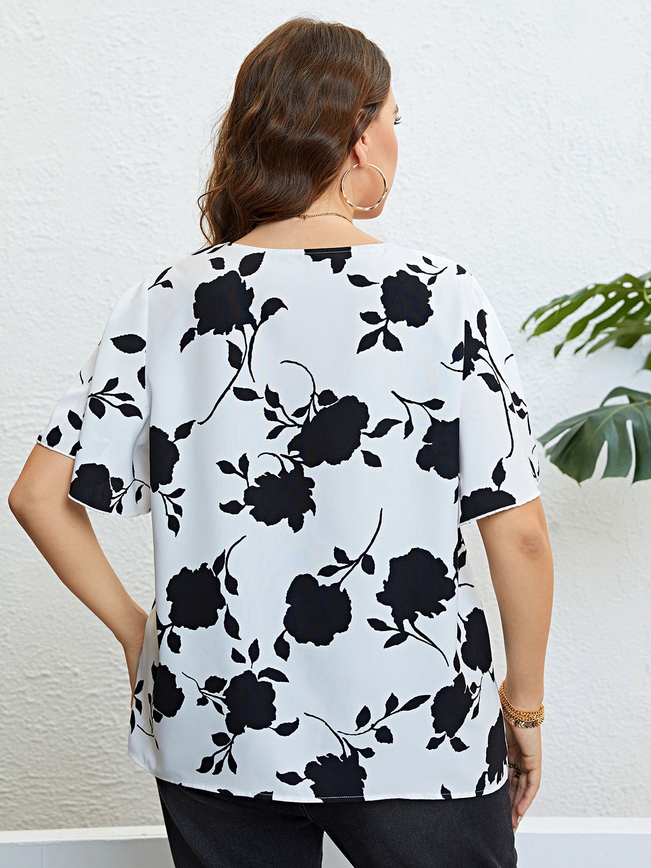 Blusa floral con cuello en V y mangas acampanadas