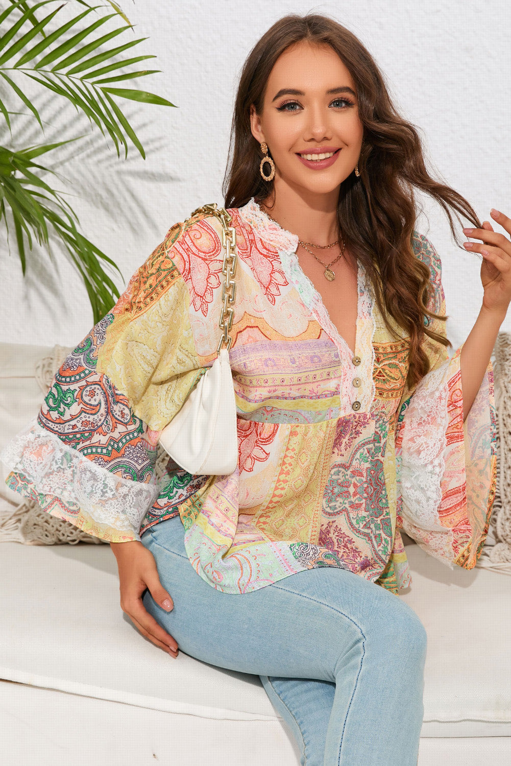 Blusa con botones y ribete de encaje estampado